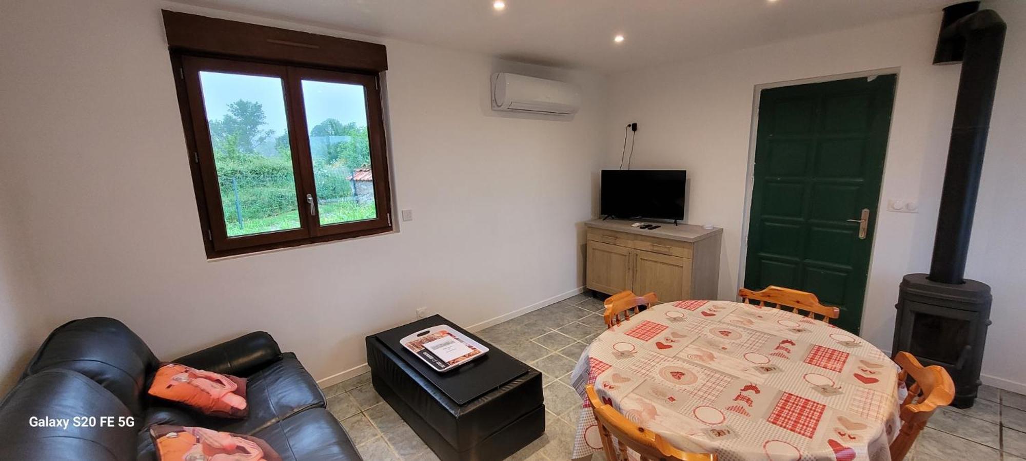 Maison A La Campagne Avec Piscine Flayat Exterior foto